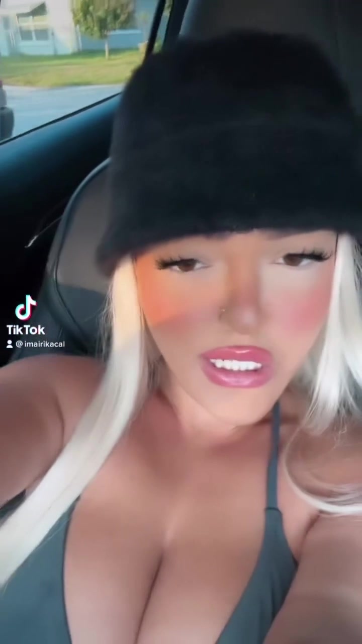 Airikacal – Hot Tiktoker show erotic in car