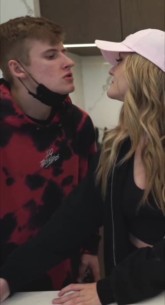 BrookeAB – She need a real kiss but her boyfriend just wanna F