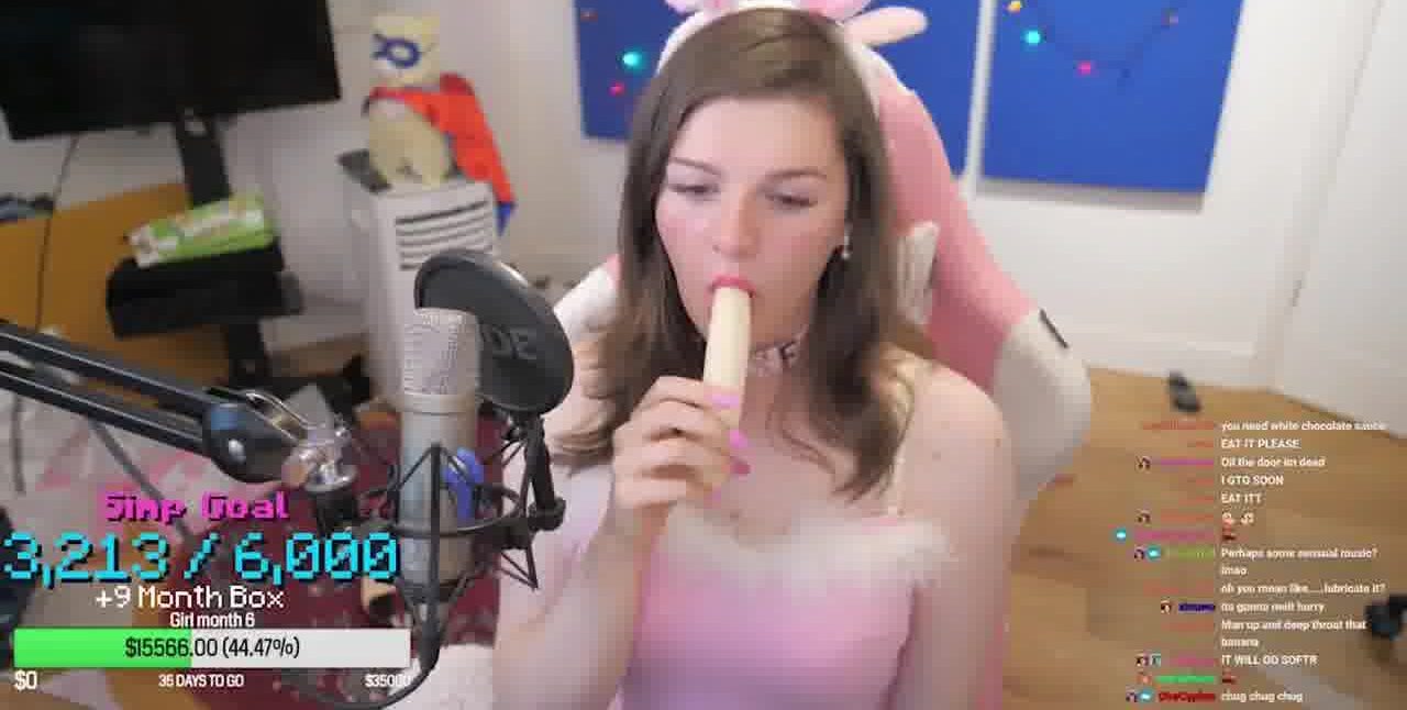 F1nn5ter eats a banana on stream