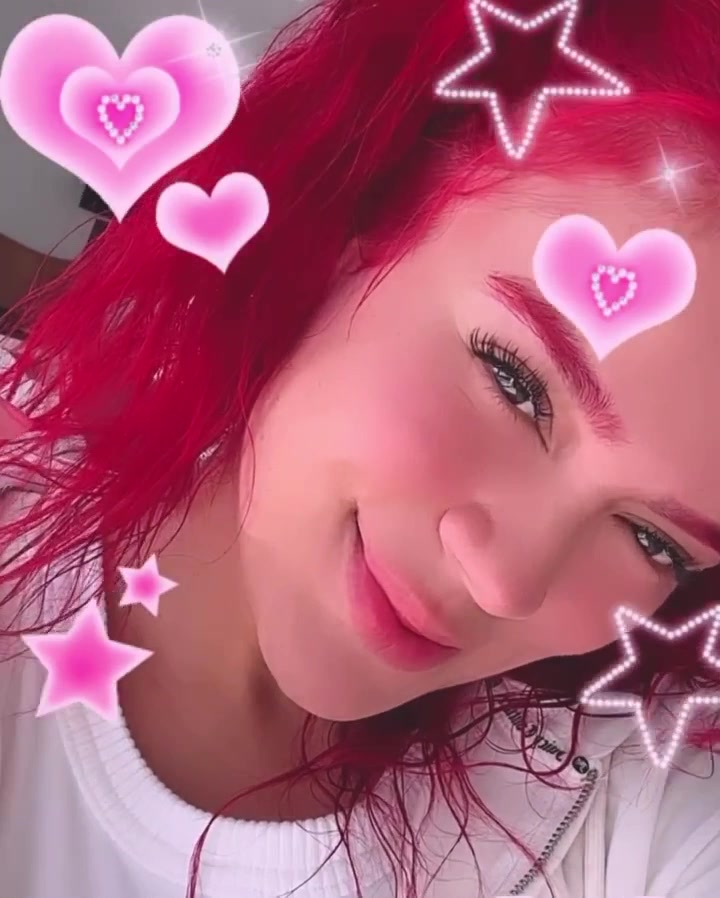 KarolG look so beautiful in pink hair