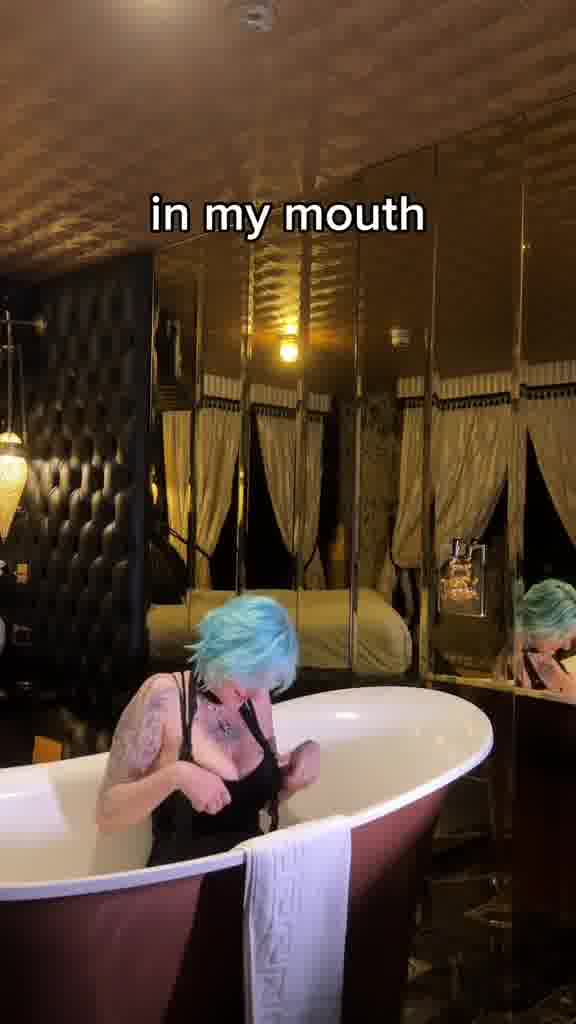LyraCr0w0 Show off Erotic body in bathtub – New Video
