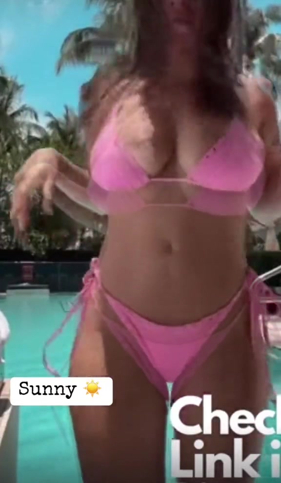 Megan McCarthy Show Off Erotic Body