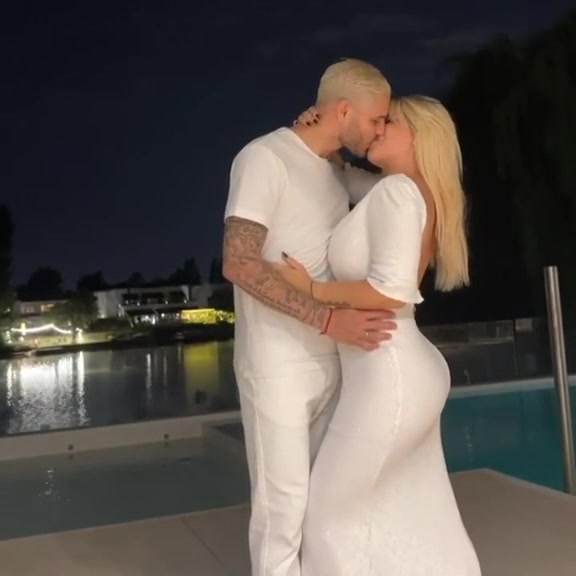 Wanda Nara kiss Young Boyfriend – HOT