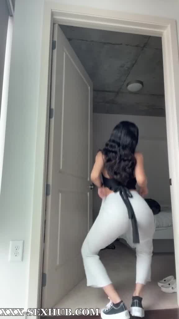 Karen Canelon – sexy dance show big ass on bed