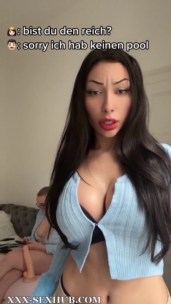 Model Diana – show big boobs with friend