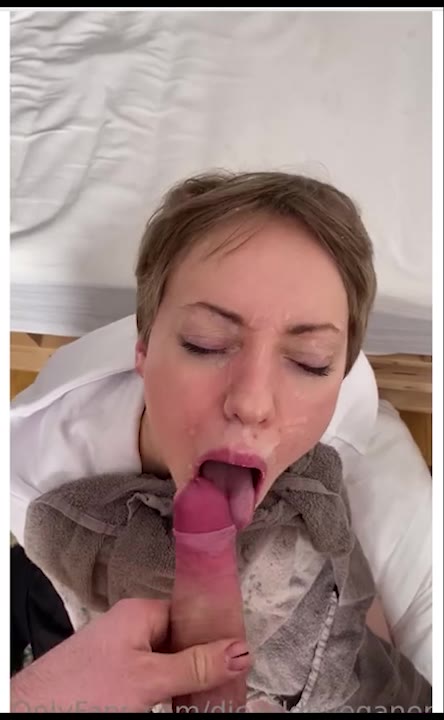 DiewildeVeganerin onlyfans leak – Cumshot in mouth