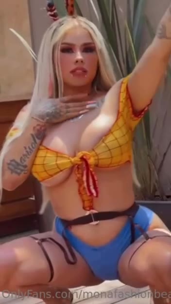 Monafashion OF leak Video – show off lustful body Outdoor