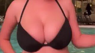 StrawberryTabby onlyfans leak – Big boobs in the pool