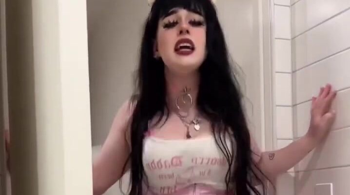 Lara rose onlyfans leaked – She needs to take a piss now
