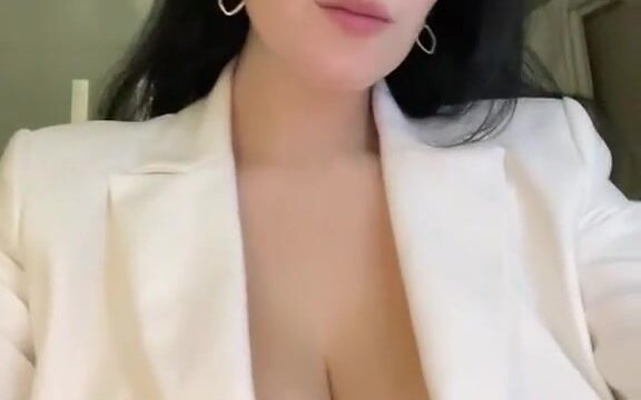ShiftyMine nude – Braless show off big boobs / Of leaked video