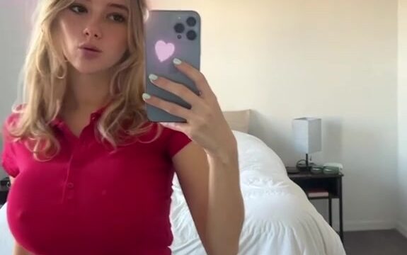 zooemoore onlyfans leaked – Selfie show off super big boobs